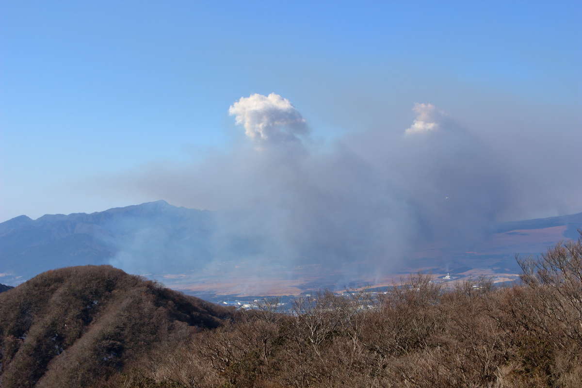 富士山の西側での野焼きと演習