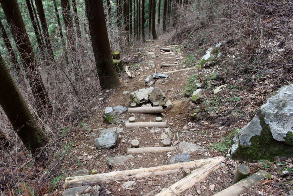 七代の滝への道は登山道のため登山靴推奨