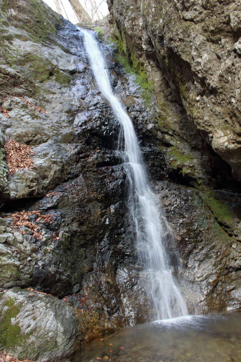 「綾広の滝」は落差10メートルで迫力があります