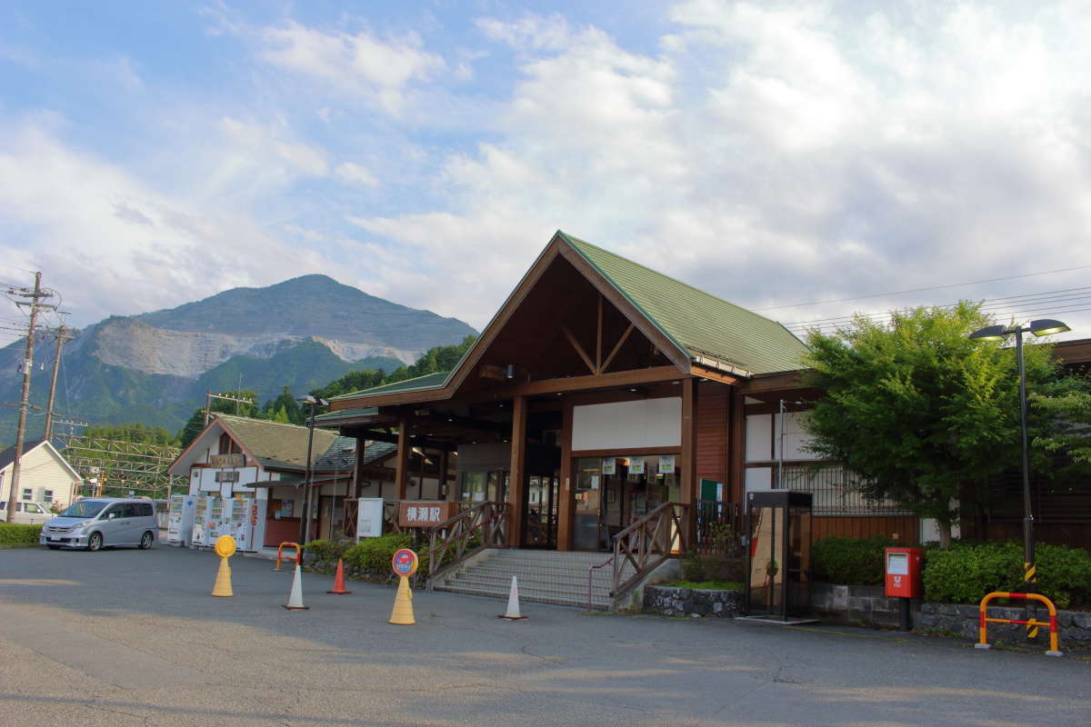夕方の横瀬駅、駅舎の横には武甲山がどーん！