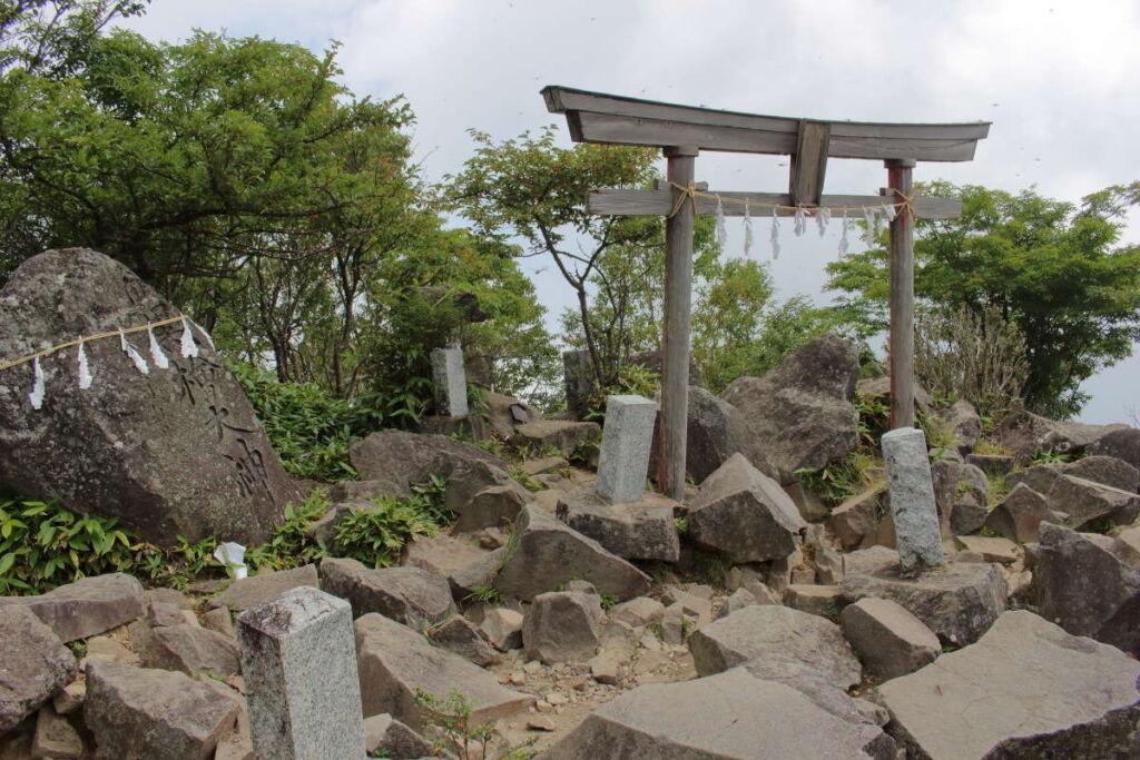 「黒檜山大神」の岩が祀られている黒檜山神社