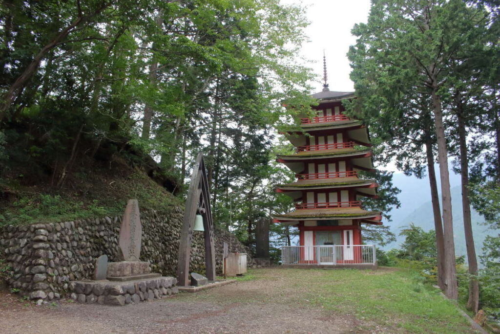 愛宕神社の広場には立派な五重塔が