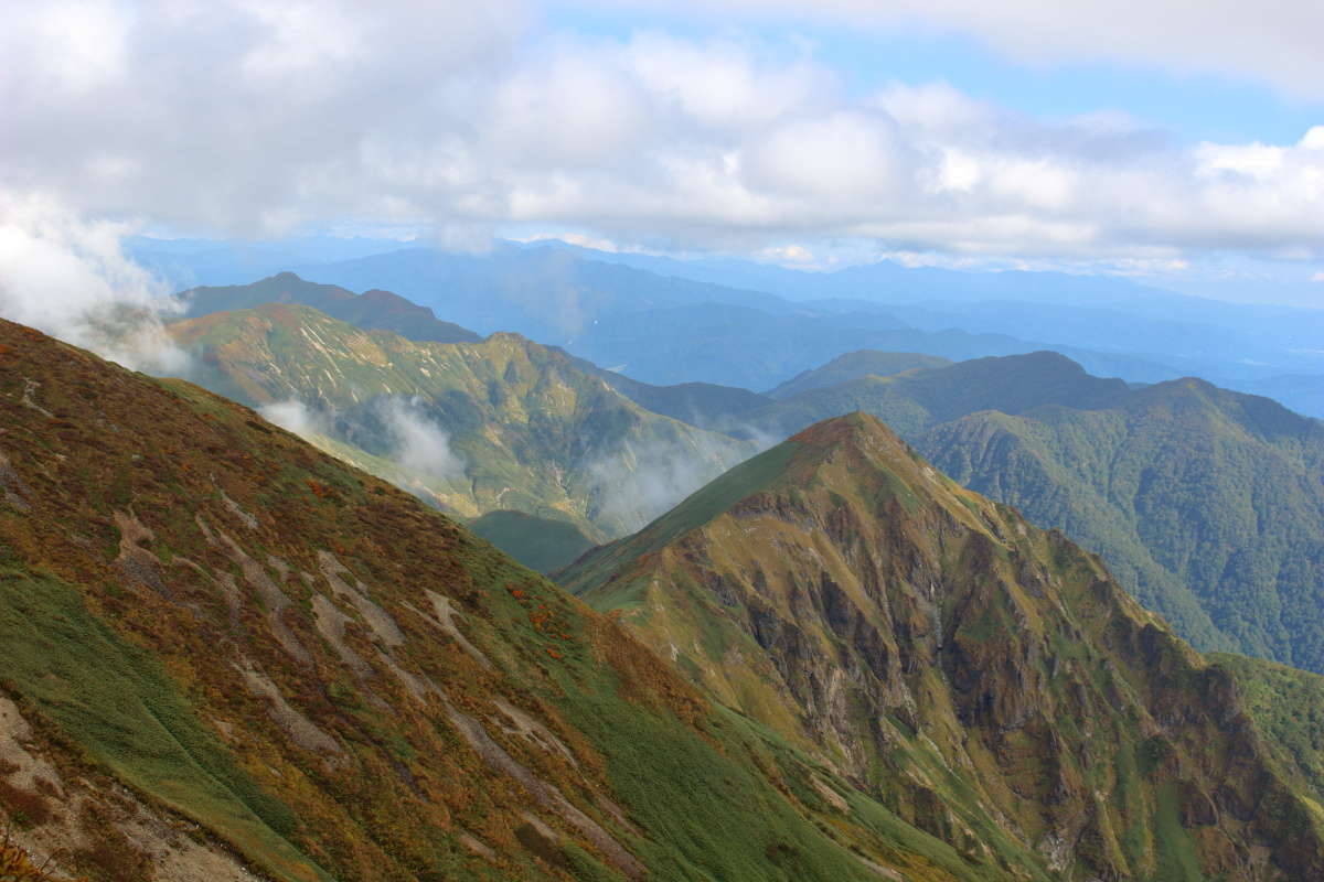 仙ノ倉山手前のピークを越えると谷川岳の荒々しい稜線が見えてきます！